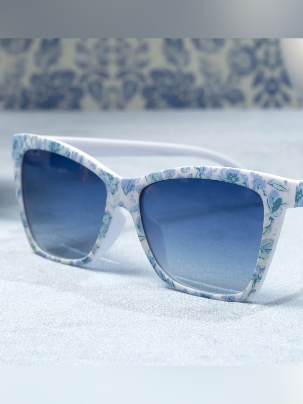 Goodr
Partial to Porcelain
Glasses
Color blue/white